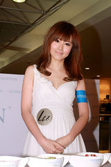 幻灯图：傅颖杨爱瑾低胸装现身分享护肤心得