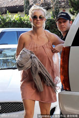 组图：布兰妮恢复单身摘婚戒 裸色真空半球侧漏