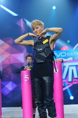 组图：韩国组合EXO亮相快本 边伯贤压倒kris