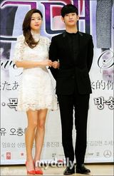 组图：全智贤首演电视剧 白蕾丝镂空裙高挑清瘦