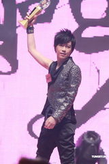 高清组图：张芸京深情献唱 无袖西装个性依旧