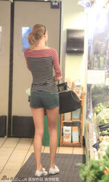 组图：斯威夫特购物耳机不离身 T恤热裤秀长腿