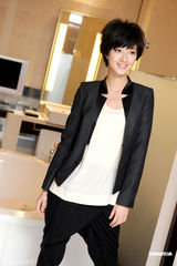 组图：桂纶镁拍写真黑衣黑裤出镜中性风显帅气