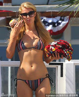 组图：希尔顿条纹比基尼无料可秀 遭爱犬扯裙角