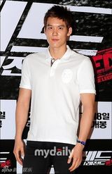 组图：李秉宪新片上映未婚妻现身 金泰熙等捧场