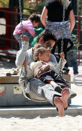 幻灯图：辣妈哈莉-贝瑞陪女儿玩耍 公园荡秋千