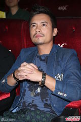 组图：范逸臣发新专辑 被泳装美女“左右夹击”