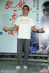 组图：李宗盛桃红衬衫开唱 称林忆莲唱得更好