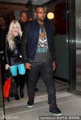 组图：卡戴珊火速搭上坎耶韦斯特 结伴逛街被拍