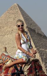 幻灯图集：帕丽斯-希尔顿埃及金字塔前搔首弄姿