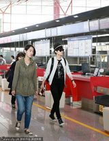 组图：李宇春现身机场 英伦风装扮显萌酷本色