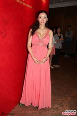 组图：霍震霆已为长孙取名 彭丹性感不忘爱国