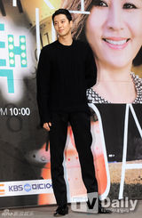 组图：尹恩惠郑容和李东健新剧发布亲密牵手