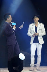 组图：蔡依林爆乳装性感捞金 紧身皮裤秀美腿