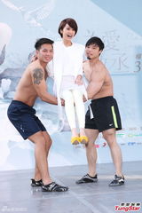 组图：杨丞琳签票会活动 用哑铃搓猛男胸肌