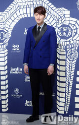 组图：宋智孝刘亚仁李栋旭等靓装出席时尚活动