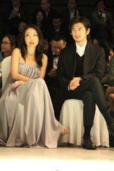 组图：陈柏霖亮相上海时装周 英伦绅士造型抢镜