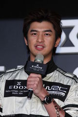 组图：陈柏霖代言变身赛车手 不弃表演望跨足幕后