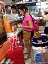 组图：曝张柏芝母子新加坡私房照 生活惬意幸福