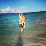 组图：《大爆炸》佩妮结婚 与新婚丈夫甜蜜满满