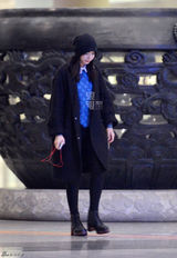 独家：高圆圆独自回京 路边等车啃汉堡