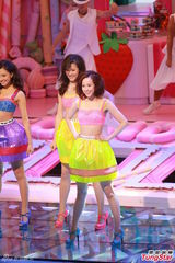 组图：港姐穿抹胸超短裙热舞 挤胸翘臀俏皮性感