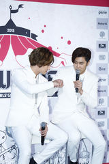 独家：东方神起出道十年开唱 白衣帅气兄弟情深