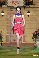 组图：诸葛梓岐汪圆圆等走秀 服装艳丽满场春色 