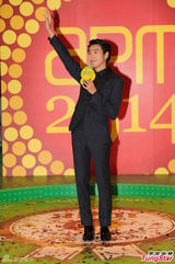 组图：韩星李玹雨来港跨年 热情与粉丝“抱抱”