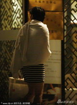 组图：袁莉现身中医诊所看病桑拿天身披白披肩