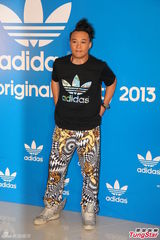 组图：韩女团2NE1想交香港男友 陈奕迅接受批评