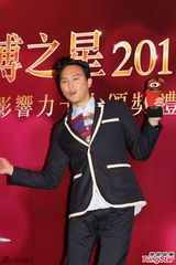 组图：张智霖拍亲热戏不报备 乐易玲支持峥泽恋