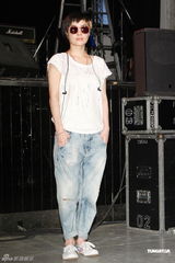 组图：何超仪推新EP携团开唱 感谢老板陈冠希支持