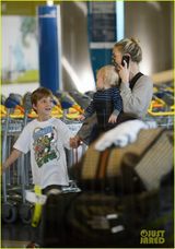 组图：凯特哈德森携子机场现身 小儿子叼奶嘴可爱