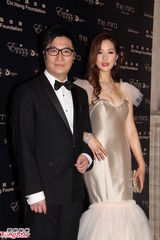 组图：徐子淇香槟色鱼尾裙秀丰满半球