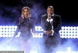 组图：碧昂斯献唱格莱美 与老公JayZ当台亲吻