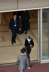 组图：汪峰章子怡现身机场 戴面罩墨镜十分低调