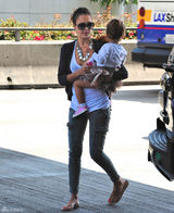 高清图：杰西卡-阿尔芭携女儿出行 弯腰险走光