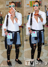 组图：张根硕赴日 扎马尾穿破洞裤装扮个性