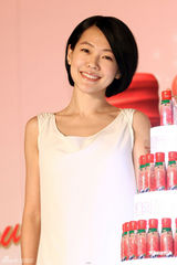 高清组图：小S性感代言 为大S澄清婆媳问题