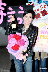 组图：林峰获TVB台庆人气奖 与粉丝同乐 