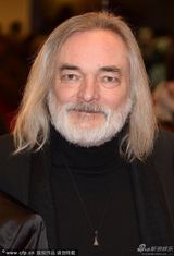 组图：《金子》柏林首映 女星罗萨裙装别致