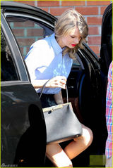 组图：斯威夫特与妈妈逛街 变身学院风清纯妹子