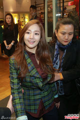 组图：朴敏英香港看秀 穿鱼尾裙秀事业线