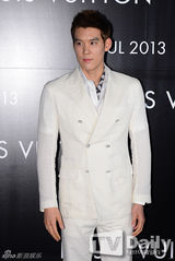 组图：少时Jessica秀美腿 崔智友长裙优雅