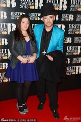 组图：乔治男孩络腮胡秀纹身 蓝眼影变妖孽硬汉