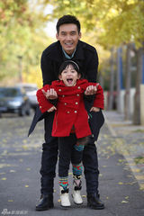 组图：《老有所依》张铎陪女儿玩耍 为爱过把瘾