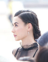 组图：张柏芝片场复工低调赶戏 表情凝重若有所思