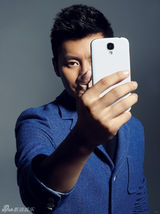 组图：李晨登杂志封面 悠闲自得趣味自拍