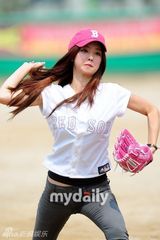 组图：韩星安在旭洪秀雅等参加明星棒球大赛